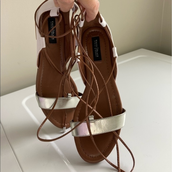 Sandal Flats Gladiator Size 6 Ankle Tie Flats White & Silver Preloved Gently - Picture 2 of 10